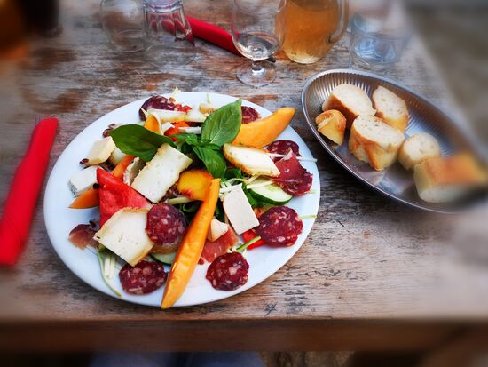 das heutige Abendessen: Salat mit Melone, Ziegenkäse, Salami und Schinken... lecker...