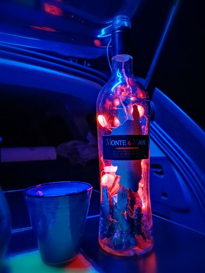 Und weil die Flasche mit dem Korsikaumriss und der Aufschrift Monte e Mare zu schade zum wegwerfen ist, habe ich mir eine Lampe daraus gebastelt : Korkeichenreste hinein und eine kleine Lichterkette und schön ist ein hübsches Souvenir fertig.