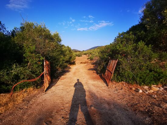 oha.. ein Tor? hinein geht... hoffentlich geht dann auch wieder raus...
