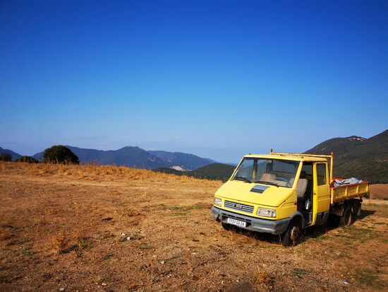 ganz hinten sieht man das Meer - und wo ein Auto steht, muss doch auch eine Einfahrt sein.