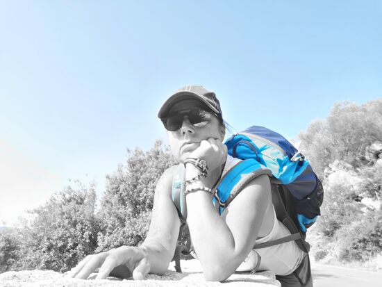 entspanntes laufen auf der verkehrsarmen Straße nach unten ins Tal