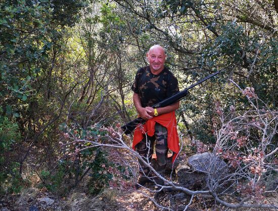 der Wildschweinjäger am Wegesrand (Text hierzu im Bericht)