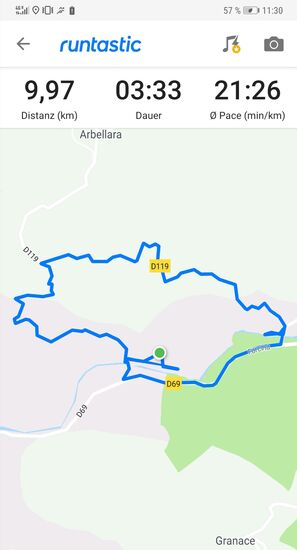 runtastic dokumentiert wirklich jeden Schritt, daher kommen diese Hin-und-Her-Linien zu Beginn der Runde und rechts im Bild ist der nicht zielführende Flussabstecher etwas dick markiert - bin da wohl etwas hin und her gestolpert 