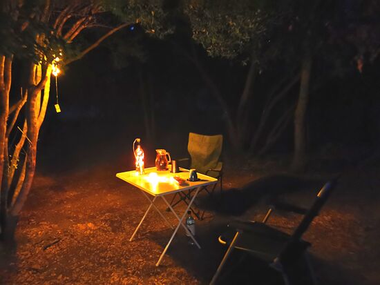 überraschender Besuch von Harald, einem Radfahrer, der nur mit kleinem Zelt unterwegs ist: jetzt bekommt sogar der zweite Stuhl, den ich immer dabei habe, eine Berechtigung
