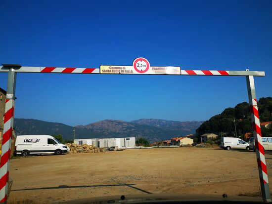 brav unter der Höhenkontrolle durch auf den Parkplatz, verwundert, wie der Lieferwagen da rein kam ...