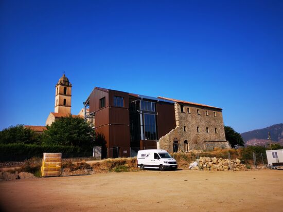 Ste. Lucie de Tallone:
interessant: anscheinend wird ein Neubau an das alte bestehende Gebäude angebaut