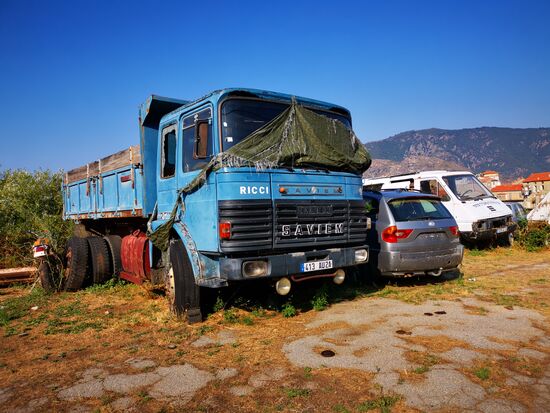wieder mal ruhen ein paar Fahrzeuge in Frieden...