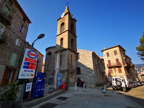 Tankstelle vor der Kirche mitten im Dorf