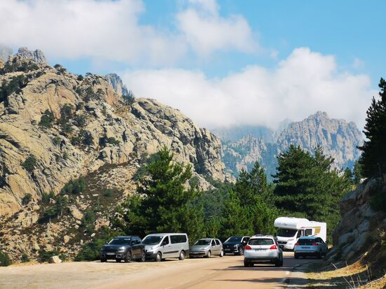 was sich allerdings in Frust kehrt, als ich die unzähligen Fahrzeuge sehe und nur noch Augen dafür habe (haben muss!) wie ich unbeschadet mit Gegenverkehr zwischen den parkenden Fahrzeugen weiter fahren kann.