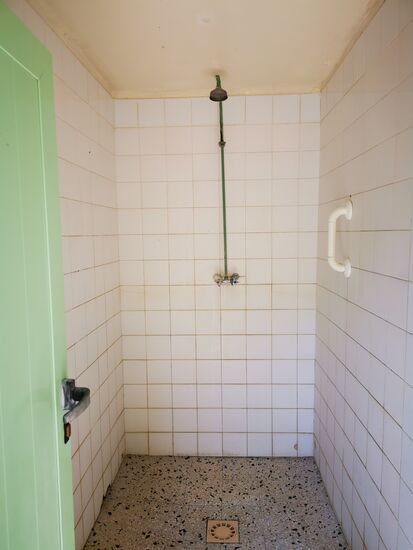 so sieht eine Dusche hier aus... deshalb bin ich froh, dass ich keine Wechselkleidung mit rein nehmen muss  Warmes Wasser läuft - also alles gut
