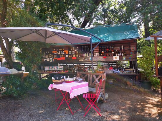 Sporadisch ist hier ein Roulotte geöffnet, wo man einheimische Produkten kaufen kann