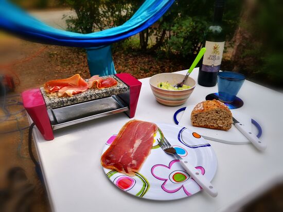 Schinken auf den heißen Stein und Gurkensalat. Do-it-yourself geht auch mal zwischendurch 