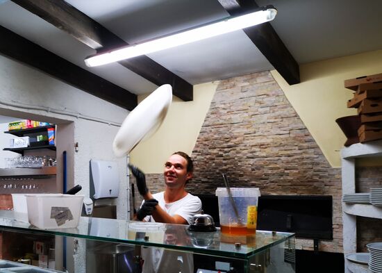 und abends fliegt der Pizzateig: erst durch die Luft, dann landet er auf meinem Teller 