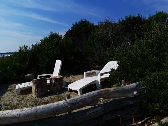 die Leute richten sich ihre Strandplätze gemütlich ein