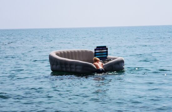 meine Schwester und ich hatten früher eine Luftmatratze und einen aufblasbaren Delfin für das Wasservergnügen. Dieser Junge paddelt eine komplette Terrasse mit Liegestuhl ins Meer. Ob er sich dann in den Stuhl setzt, um am Handy zu agieren, lassen wir mal dahin gestellt 