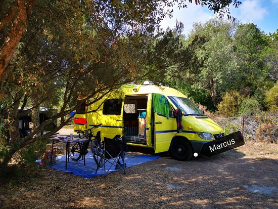 Marcus aus München mit seinem selbst ausgebauten Rettungswagen.