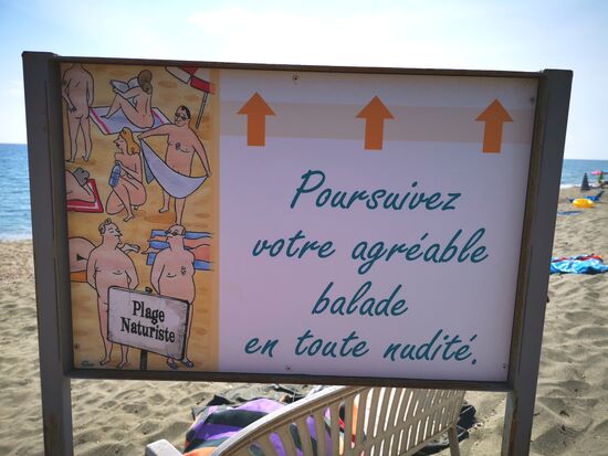 und nach dem Restaurantbesuch wird einem mit diesen hübschen Schild folgender Wunsch mit auf den Weg gegeben: "Setzen Sie Ihren angenehmen Spaziergang in völliger Nacktheit fort." 