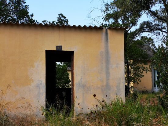 Bungalows in unterschiedlichen Verfalls-Stadien