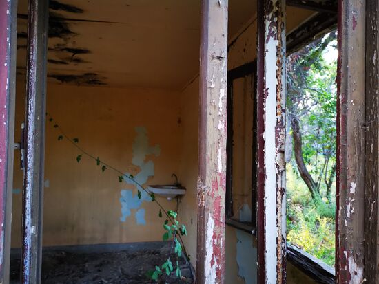 das war dann wohl ein Bungalow der besseren Klasse - inkl. Waschbecken ...