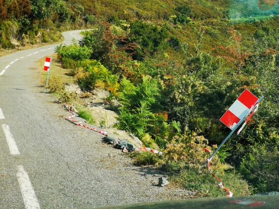 und wenn mal ein Stück Straße fehlt, kein Problem, wird schnell abgesichert 