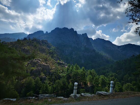 die Wolken werden zwar fotografisch interessanter, aber wettermäßig beunruhigend