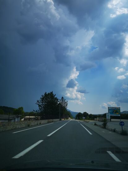 und auf der T50 ist das Wetter dann wie mit dem Lineal gezogen zwischen Gewitter und blauem Himmel