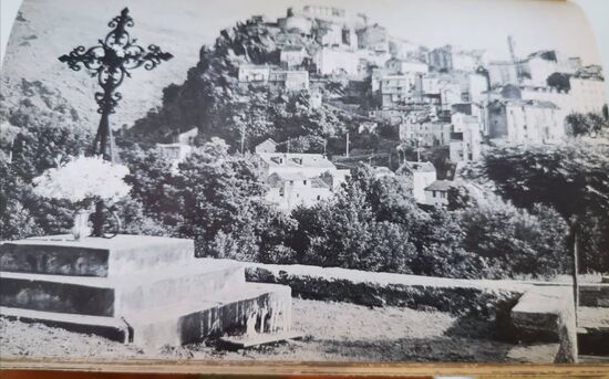 "Corte hat noch heute etwas Stolzes. Während der kurzen Freiheit der Insel war es seine Hauptstadt gewesen." (Quelle: Goldstadt-Reiseführer Korsika, Band 15, 1973)