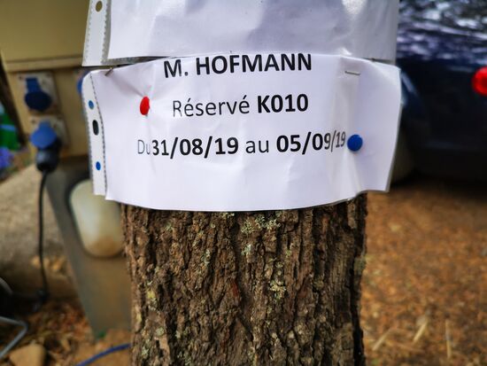 immerhin bekommt man für 31,50 € so ein Schild an den Baum gepinnt :-/