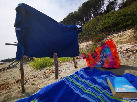 der Versuch, auch mal am "Strand rum zu liegen", scheitert - trotz des kreativen Baus eines Schattenplatzes für den Kopf