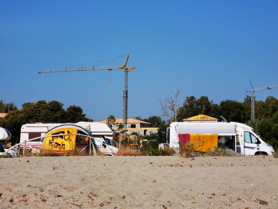 Bravone - hier gibt es einen Campingplatz direkt am Meer - Textil. ABER: sehr sonnig die Plätze und direkt dahinter eine große Baustelle - offensichtlich werden weitere Ferienhäuser gebaut - ich möchte nicht tauschen