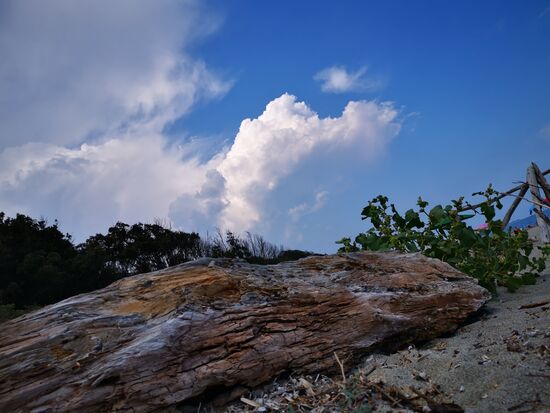 und am Nachmittag ziehen wieder Gewitterwolken von der Bergseite her auf