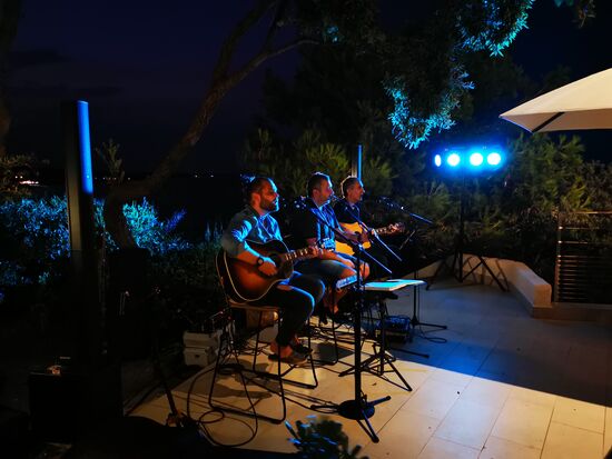 drei Herren, nur mit Gitarre und dazu teilweise dreistimmiger Gesang.