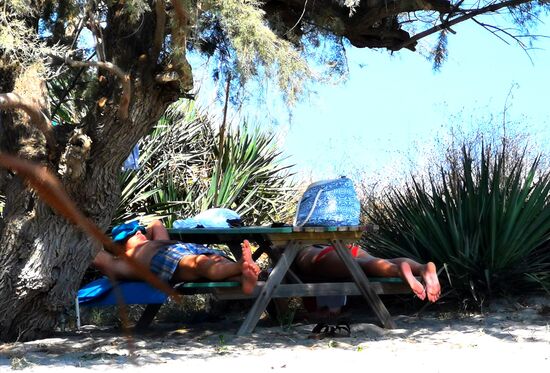 andere Gäste nutzen die Strandbar sogar für ein Mittagschläfchen 