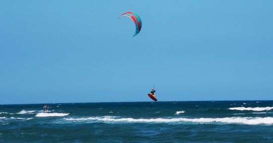 irre Geschwindigkeiten auf dem Wasser und slow motion in der Luft - macht Spaß, zuzuschauen 