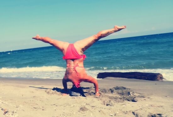 sportlich inspiriert, teste ich, ob die Sache mit dem Kopfstand noch klappt ... Ergebnis: 6 Versuche (Handy mit 10 Sek. Vorlauf), davon 2 "Treffer" 