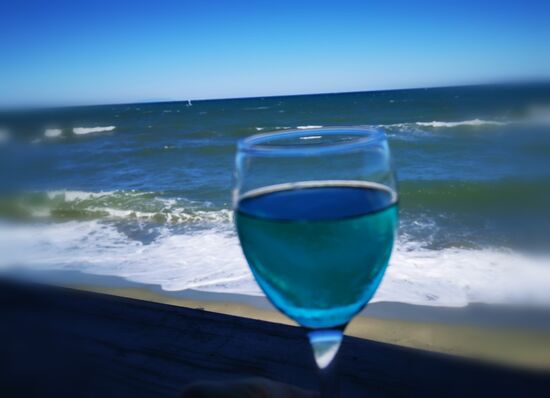 die Farben des Meeres veranlassen mich dazu, diesen "blauen Wein" zu probieren - außer teuer und gutes Fotomotiv zum Wasser kann ich ihm nichts abgewinnen 