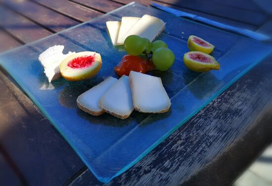 15 h: wer braucht schon ein Kännchen Kaffee und eine Käsesahnetorte, wenn man Käse mit Obst und ein Glas Wein haben kann 