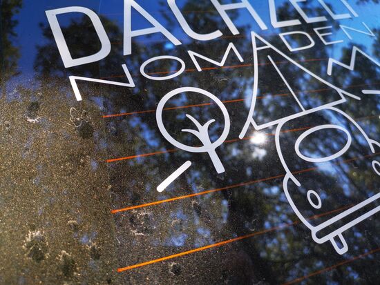 der Staub, der aufgewirbelt wird, legt sich wie eine Decke auf Fahrzeug, Tisch, Stühle...