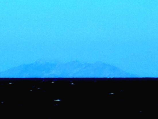 und dann sieht man gegenüber das erste Mal "die Insel": Montecristo (leider kann mein Handy das nicht besser)