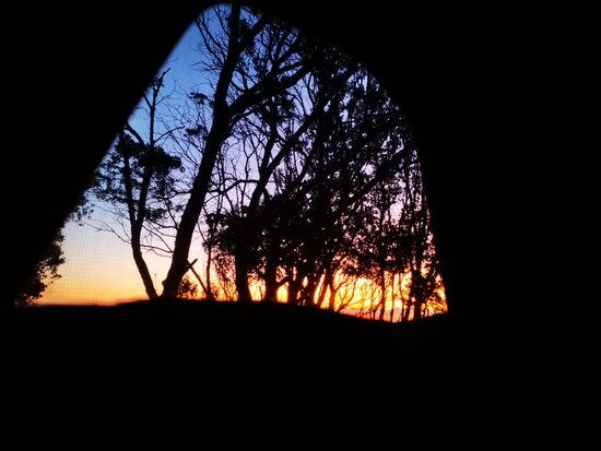 das letzte Mal Sonnenaufgang direkt vor den Zeltluken