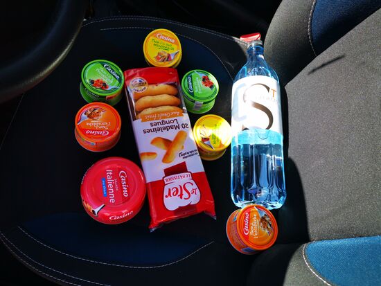 ein bisschen Proviant für die Reise, der sich auch ungekühlt hält :-/ (Kekse und Thunfisch in allen Varianten  )