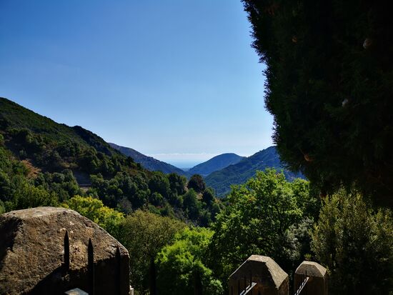 herrliche Ausblicke: immer wieder zwischen den Tälern durch das Meer am Horizont