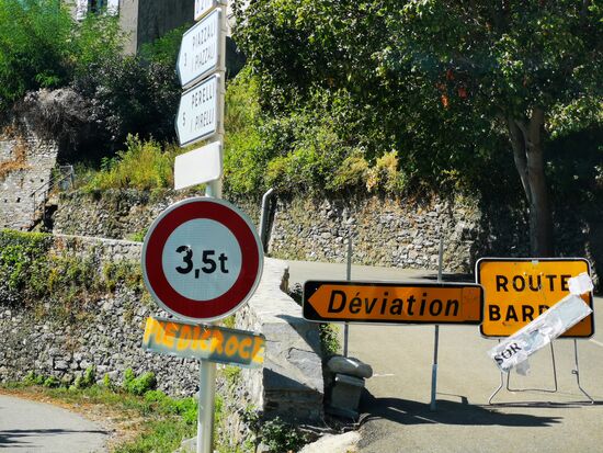 und irgendwie muss ich mich immer wieder mal zwischen Schildern und Navi und Karten entscheiden 