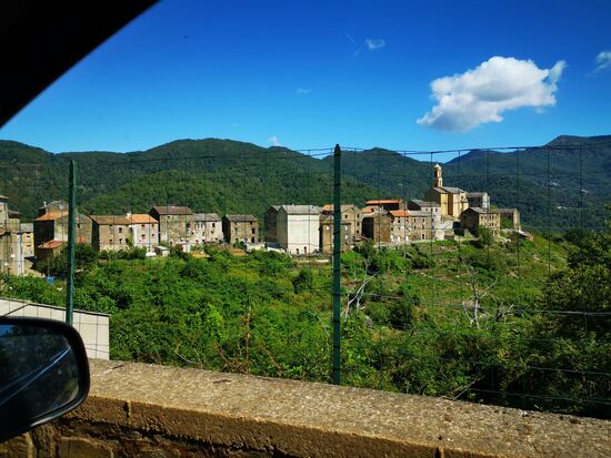 Leider reicht die Zeit nicht, um durch jedes Dorf ein Mal zu Fuß durch zu schlendern und so müssen die Fotos aus dem Auto für einen ersten Eindruck reichen.