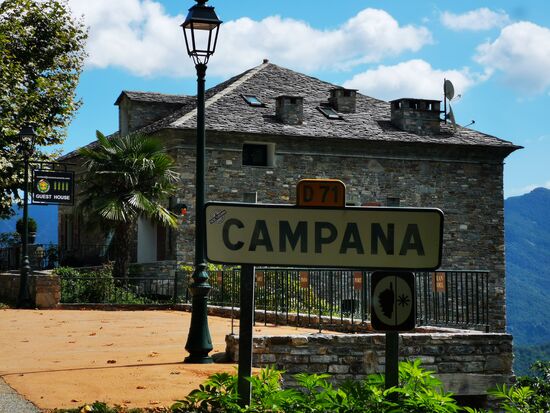 ich habe die Häuser im Vorbeifahren nicht gezählt, aber wenn es stimmt (Wikipedia) dass Campana nur 17 Einwohner hat, dann wohnen hier wohl fast alle in "Single-Haushalten" 