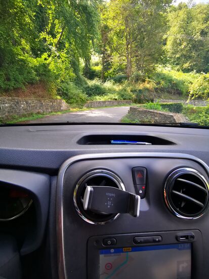 auf dem Navi - oben rechts - wird immer wieder mit dem roten Kreis daran erinnert, dass hier die Geschwindigkeitsbegrenzung außerhalb der Orte 90 km/h ist... ich schaffe nicht einmal 40 km/h 