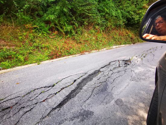 und wieder mal eine Überraschung, direkt hinter einer Kurve. Kommt auf dem Foto nicht so raus, aber es war eine riesige "Blase"