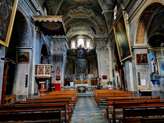 "... die Kirche des Ortes, ein wahres Schmuckstueck des korsischen Barocks. Die Kirche Saint Jean Baptiste wurde in 1680 begonnen und die Fassade 1707 vom mailaendischen Architekten Domenico Baina vollendet. Dieser Architekt hat ebenfalls den Kirchturm in der Naehe der Kirche erbaut, ein Turm mit 5 Etagen und errichtet im Jahre 1720.
Im Innern der Kirche kann man die wundervollen 'camaieu' Gemaelde des Girolamo da Porta Bewundern. Diese Bilder bedecken die Saeulenbogen und die Pfarrei der Kirche und mehrere von Napoleon III gestiftete Gemaelde schmuecken die Kirche." (Quelle: http://www.toute-la-corse.com/de/1-2-1-4-100/la-porta.htm)