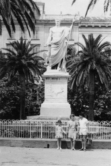 1975 - ich HINTER meiner Rollei-Kamera (meine Eltern und meine Schwester davor)