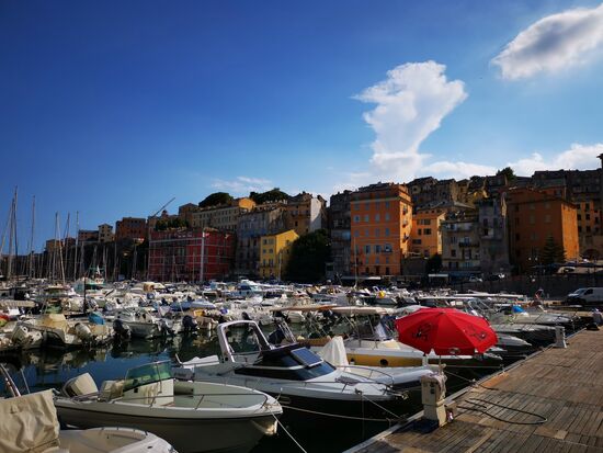 einige Fassaden wurden offensichtlich erneuert und bunt gestrichen, aber dazwischen finden sich auch noch Häuser, die aussehen wie vor 30 Jahren